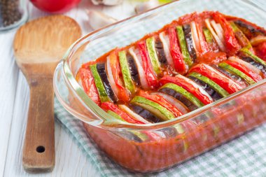 Cam tabak, ev yapımı sebze ratatouille pişmiş fırında, yatay