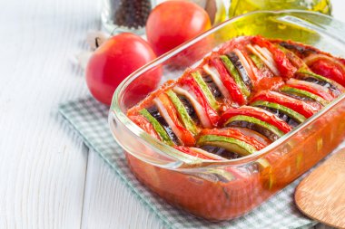 Cam tabak, ev yapımı sebze ratatouille pişmiş fırında, yatay