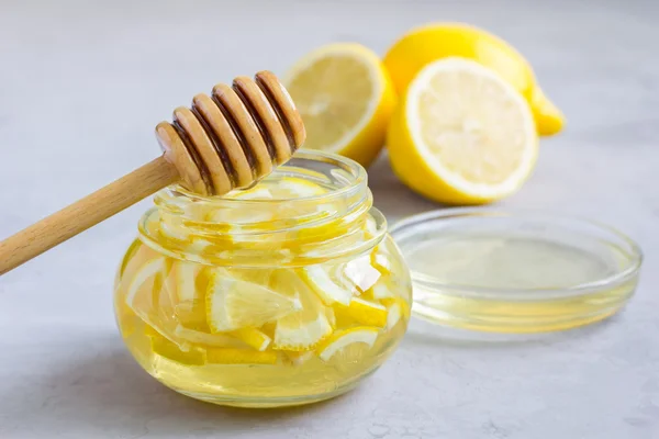 Mélange de citron et de miel pour le thé aux agrumes dans un bocal en verre Images De Stock Libres De Droits