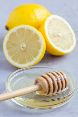 Bal ve limon: soğuk, gribi düzeltme, beton arka plan