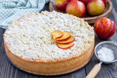 Ev yapımı Erik kurabiye pasta ahşap masa üzerinde streusel ile