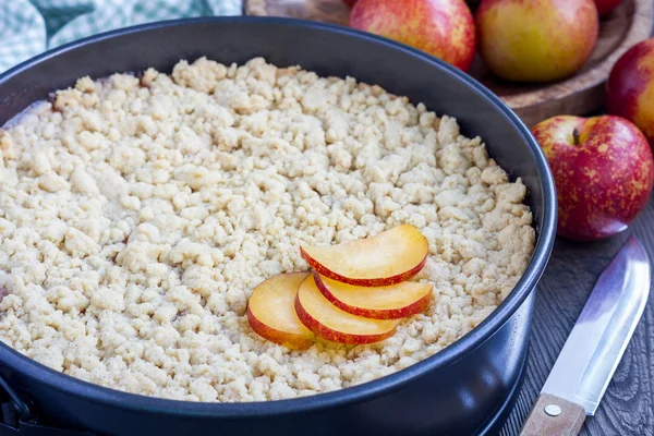 Homemade plum shortbread pie with streusel in baking dish — Stock Photo, Image