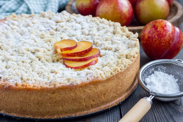 Homemade plum shortbread pie with streusel on wooden table — Stock Photo, Image