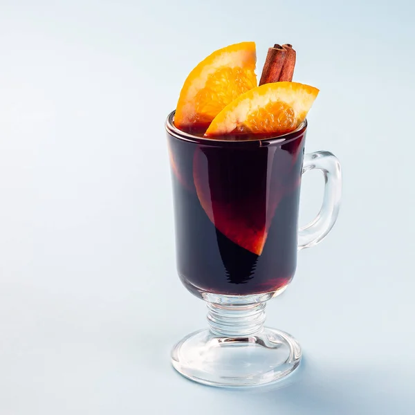 Copo Glogg Vermelho Vinho Quente Com Fatias Laranja Pau Canela — Fotografia de Stock