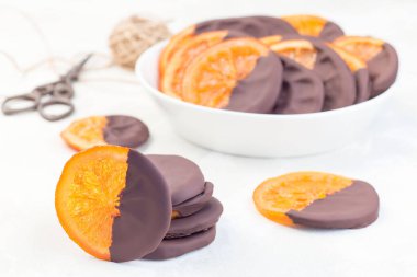 Çikolatayla kaplı ev yapımı dilimlenmiş portakallar.