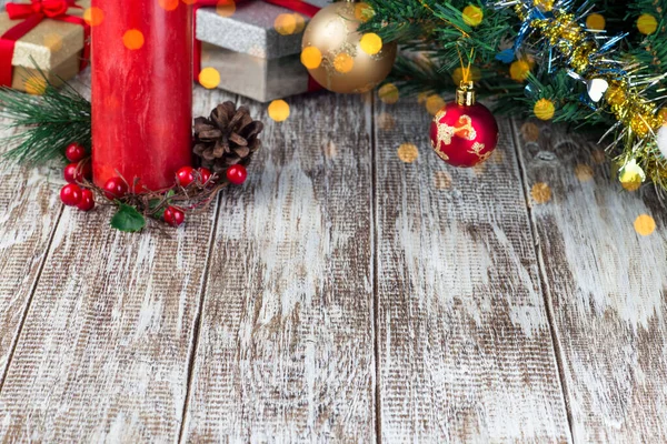 Festlicher Holzhintergrund Mit Weihnachtsbaum Kugeln Geschenkschachteln Waagerecht Kopierraum — Stockfoto