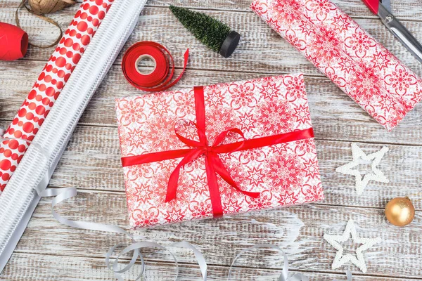 Festlicher Hintergrund Mit Weihnachtsgeschenkschachtel Unterschiedlichem Geschenkpapier Und Schleifen Auf Einem — Stockfoto