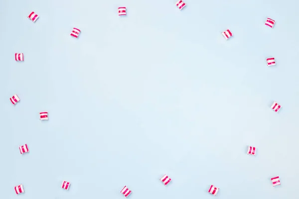 Rahmen Mit Roten Weißen Bonbons Auf Blauem Hintergrund Waagerecht Kopierraum — Stockfoto