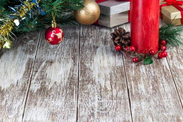 Festlicher Hintergrund Mit Weihnachtsbaum Kugeln Geschenkschachteln Auf Einem Holztisch Waagerecht — Stockfoto