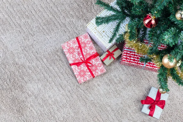 Viele Geschenke Unter Dem Weihnachtsbaum Auf Grauem Struppigem Teppich Waagerecht — Stockfoto