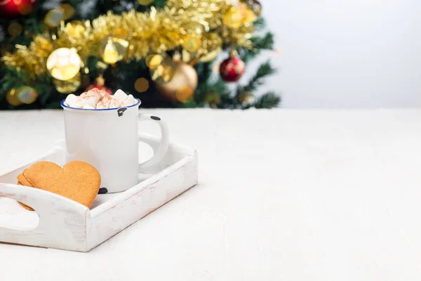 Karácsonyi Szív Alakú Mézeskalács Sütik Vagy Pepparkakor Egy Csésze Forró — Stock Fotó