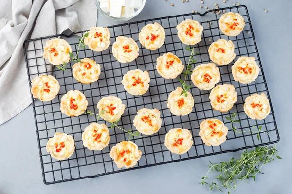 Mini Quiche Muffins Com Queijo Feta Cebola Frita Tomilho Pimentão — Fotografia de Stock