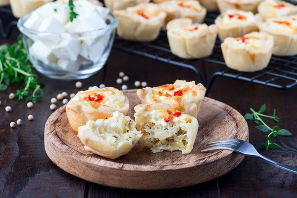 Feta Queijo Cebola Frita Mini Quiche Muffins Uma Placa Madeira — Fotografia de Stock