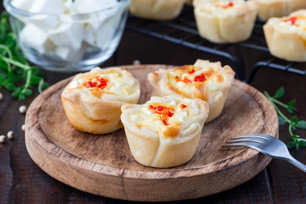 Feta Queijo Cebola Frita Mini Quiche Muffins Uma Placa Madeira — Fotografia de Stock