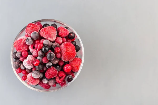 Frysta Bär Glasskål Hallon Jordgubbar Tranbär Och Svarta Vinbär Vågräta — Stockfoto