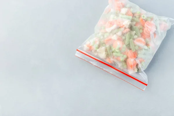 Замороженные Овощи Пластиковом Пакете Зеленый Горох Морковь Цветная Капуста Зеленая — стоковое фото