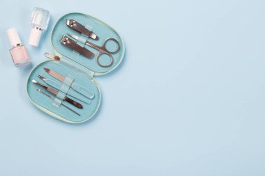 Manikür veya pedikür için spa seti ekipmanı, mavi arka plan, yatay, fotokopi alanı, üst görünüm