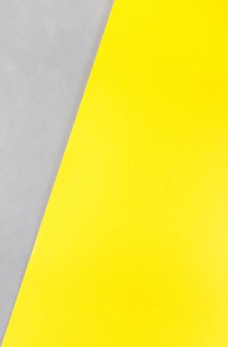 Sarı kağıt ve gri beton desenli köşegen, şablon için boş arkaplan, 2021 yılının renkleri, dikey, kopyalama alanı