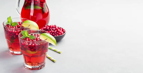 Hemlagad Lingon Och Lime Punch Eller Limeade Ett Glas Och — Stockfoto