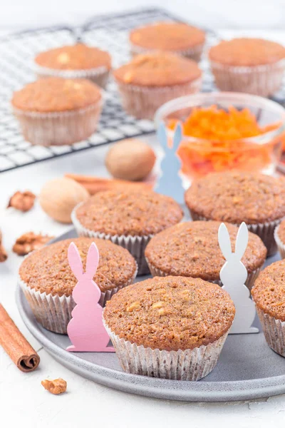 Muffins Bolo Cenoura Com Nozes Uma Placa Cinza Rack Refrigeração — Fotografia de Stock