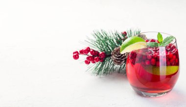 Gri arka planda, yatay, kopyalama boşluğunda yaban mersini ve limonlu punç veya limonata.