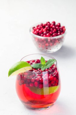 Gri arka planda limon ve yaban mersinli punç.