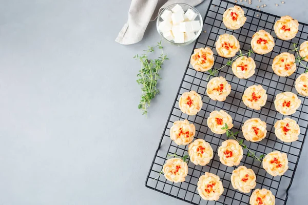 Feta Queijo Cebola Frita Mini Quiche Muffins Rack Refrigeração Horizontal — Fotografia de Stock
