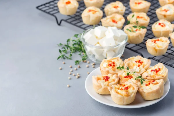 Mini Quiche Muffins Com Queijo Feta Cebola Frita Tomilho Pimentão — Fotografia de Stock