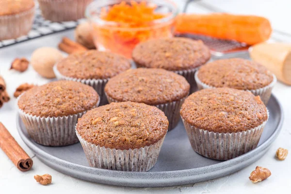 Muffins Bolo Cenoura Caseiros Com Nozes Uma Placa Cinza Rack — Fotografia de Stock