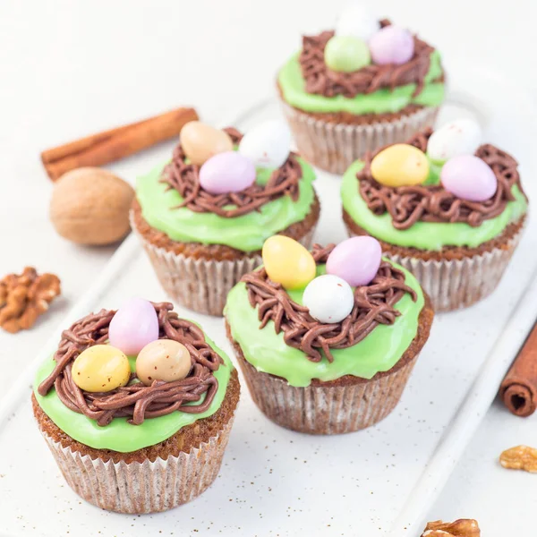 Hausgemachte Karotten Cupcakes Mit Frischkäse Zuckerguss Und Osterschokolade Auf Weißem — Stockfoto