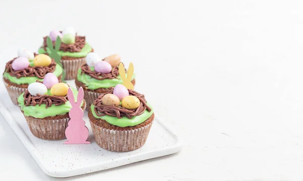 Karotten Cupcakes Mit Frischkäse Zuckerguss Und Osterschokoladeneiern Auf Weißem Teller — Stockfoto