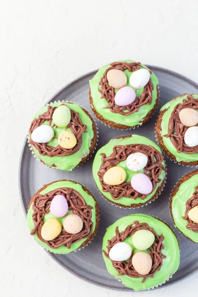 Karotten Cupcakes Mit Frischkäse Zuckerguss Und Osterschokoladeneiern Auf Grauem Teller — Stockfoto