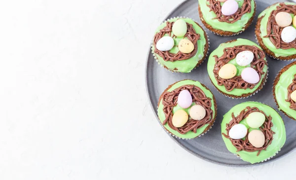 Karotten Cupcakes Mit Frischkäse Zuckerguss Und Osterschokoladeneiern Auf Einem Grauen — Stockfoto