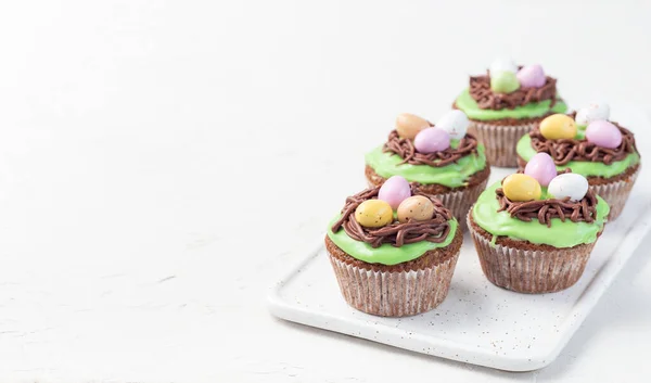 Hausgemachte Karotten Cupcakes Mit Frischkäse Zuckerguss Und Osterschokolade Auf Weißem — Stockfoto