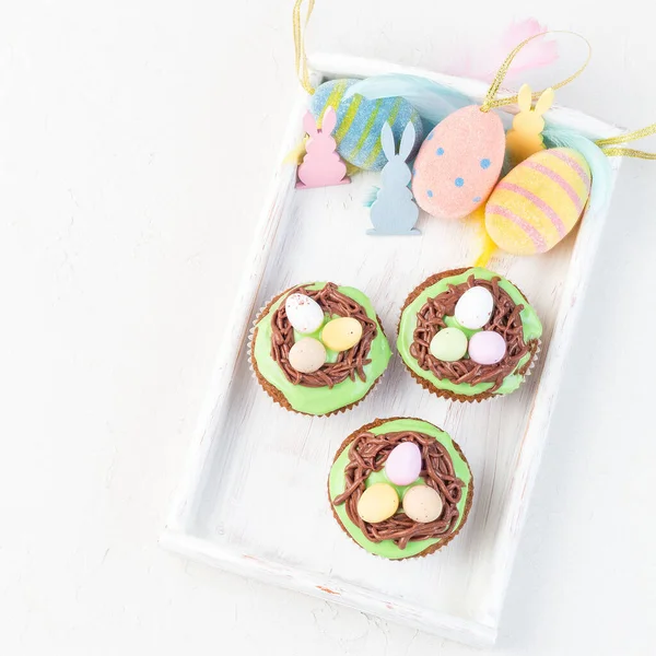 Hausgemachte Karotten Cupcakes Mit Frischkäse Zuckerguss Und Osterdekoration Auf Weißem — Stockfoto