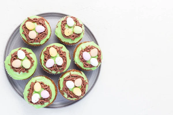 Hausgemachte Karotten Cupcakes Mit Frischkäse Zuckerguss Und Osterschokolade Auf Grauem — Stockfoto