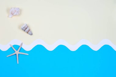 Kıvırcık dalgalı ve deniz kabuklu beyaz mavi kağıt, yaz tatili arka planı, yatay, kopyalama alanı