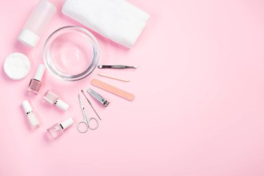 Spa seti, manikür ya da pedikür ekipmanları, pembe arka plan, yatay, fotokopi alanı, üst görünüm