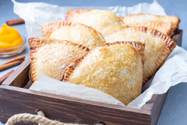 Pasteles Caseros Pequeños Melocotón Canela Con Masa Corteza Espolvoreados Con —  Fotos de Stock