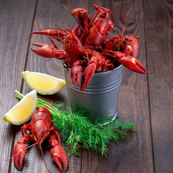 Cangrejos Rojos Cubo Metal Servido Con Eneldo Limón Sobre Fondo — Foto de Stock