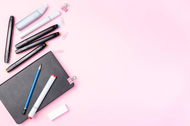 Çizim için aksesuarlar, çizim için renkli alkol tabanlı çizim kalemleri, yeniden doldurma, eskiz defteri ve kalem, pembe arka plan, yatay, üst görünüm, kopyalama alanı