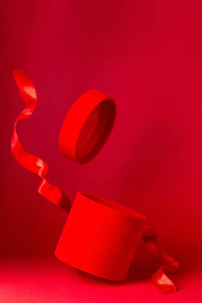 Flying Rood Fluweel Geschenkdoos Met Rood Satijnen Lint Valentijnsdag Verticaal — Stockfoto