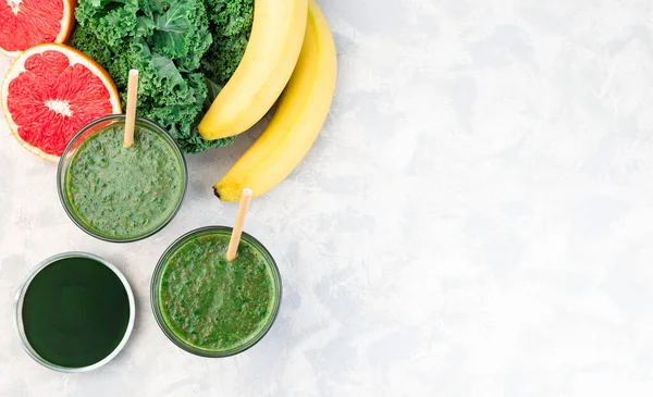 Πράσινο Smoothie Λάχανο Chlorella Μπανάνα Και Γκρέιπφρουτ Ποτό Αποτοξίνωσης Οριζόντια — Φωτογραφία Αρχείου