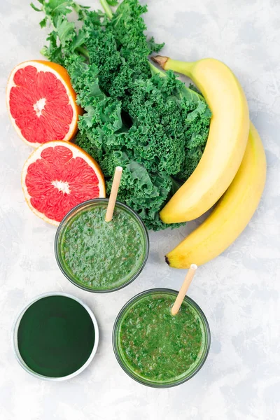 Υγιής Vegan Smoothie Πράσινο Λάχανο Chlorella Μπανάνα Και Γκρέιπφρουτ Ποτό — Φωτογραφία Αρχείου