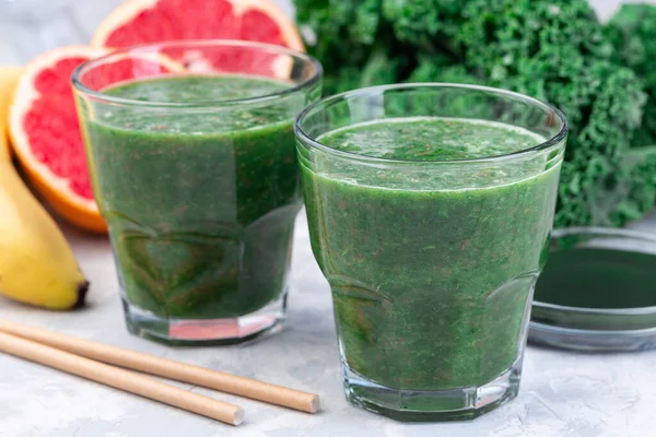 Healthy Vegan Green Smoothie Kale Chlorella Banana Grapefruit Detox Drink — Stock Photo, Image