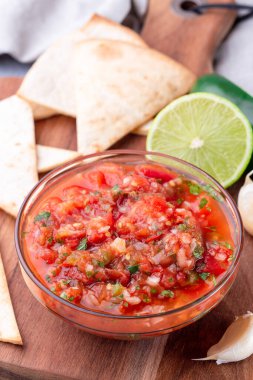 Geleneksel Tex-Mex mutfak salsası. Kızarmış sebzeli Asada sosu. Yanında tortilla cipsi ve limonla servis ediliyor.