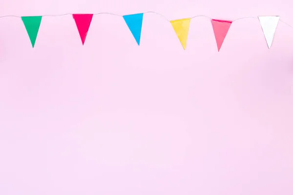 Партийные Цветные Флаги Розовом Фоне Поздравительная Композиция Днем Рождения Кайма — стоковое фото