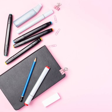 Çizim için aksesuarlar, çizim için renkli alkol tabanlı çizim kalemleri, yeniden doldurma, eskiz defteri ve kalem, pembe arka plan, üst görünüm, kopyalama alanı, kare format