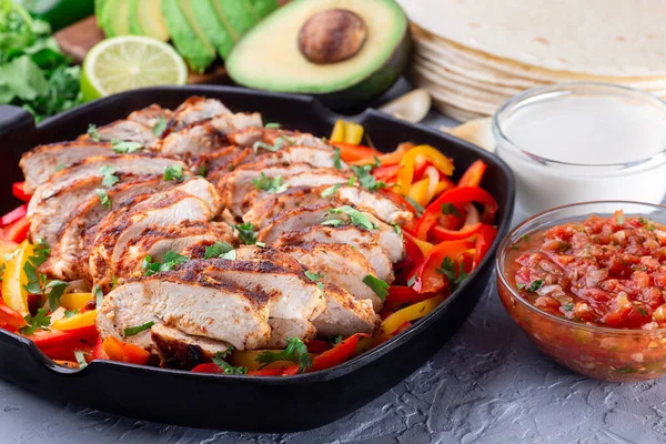 Csirke Fajitas Harangpaprikával Hagymával Egy Serpenyőben Salsa Asada Tejföl Avokádó — Stock Fotó