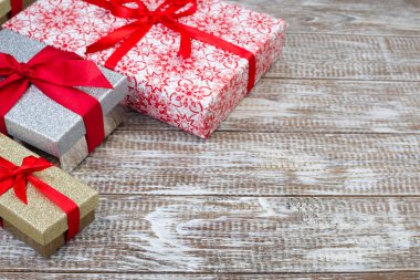 Farklı hediye kutuları, masada kurdeleler, Noel için hazırlanma, yatay, kopyalama alanı